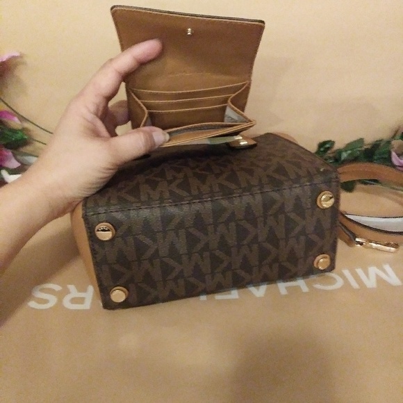 NWT Michael Kors purse tote bag w/ wallet - Picture 3 of 7